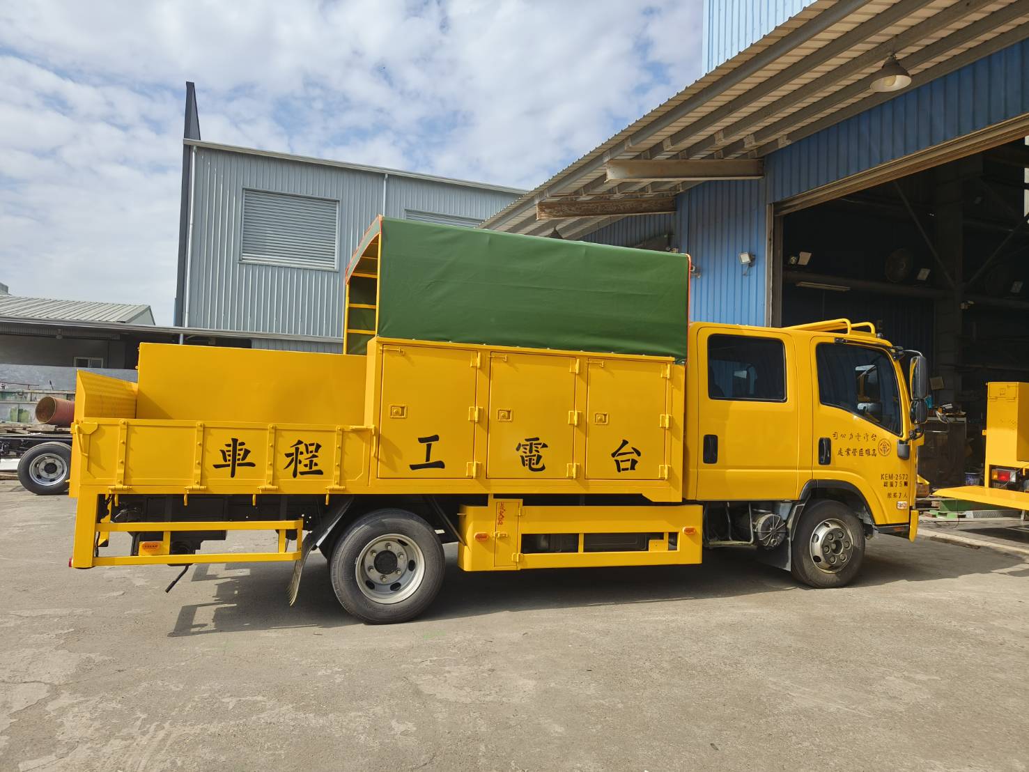 高雄台電工程車