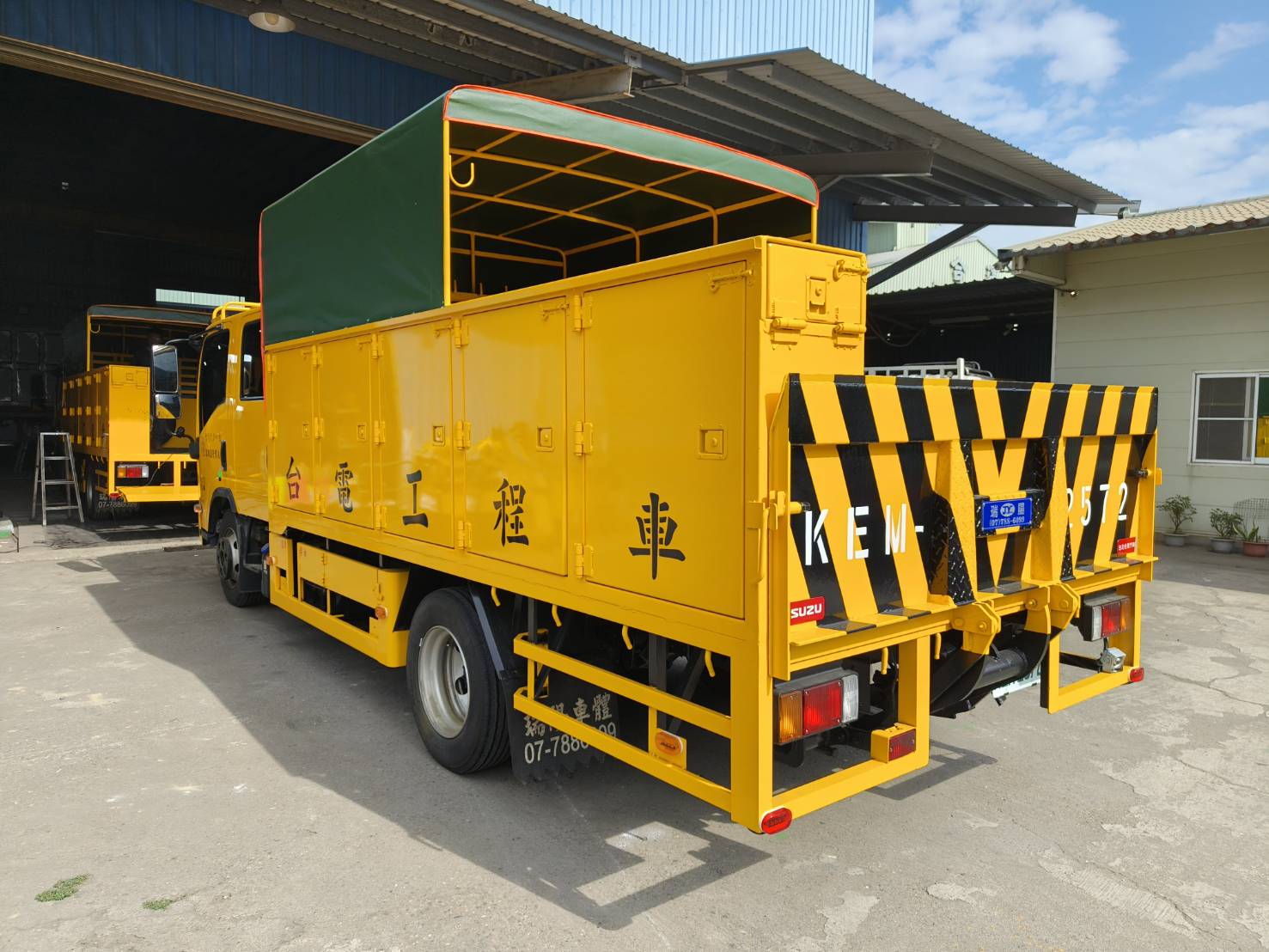 高雄台電工程車