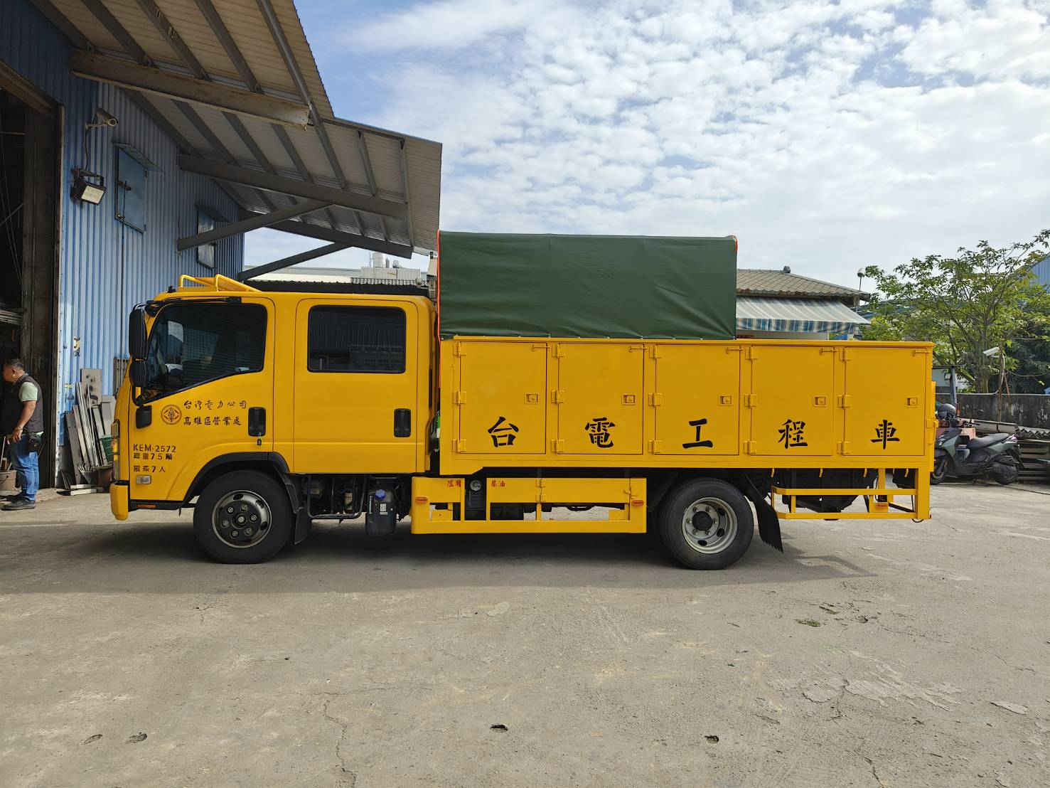 高雄台電工程車